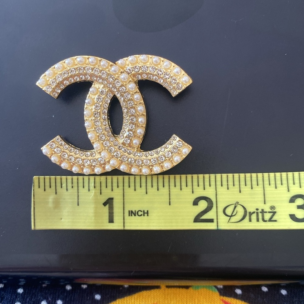 - Classic Double CC Pearled Brooch - Picture 14 of 15